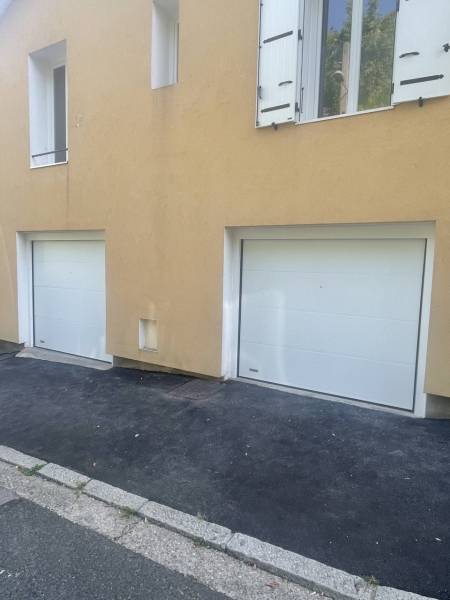 Pose d'une porte de garage sectionnelle, menuiseries PVC et volets battants aluminium à Oullins près de Lyon